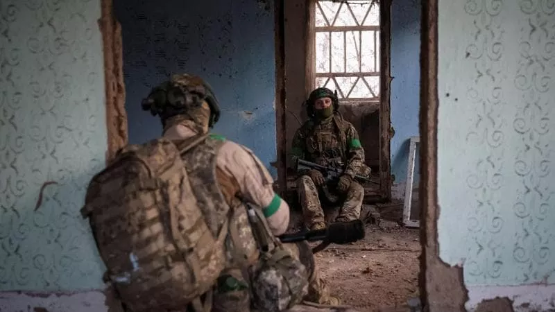 Tre tryeza, tre realitete të ndryshme dhe ende asnjë marrëveshje! Çfarë po ndodh me negociatat për Ukrainën