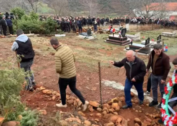 Humbi jetën nga sulmi me thikë në zemër, përcillet për në banesën e fundit 15-vjeçari në Bulqizë