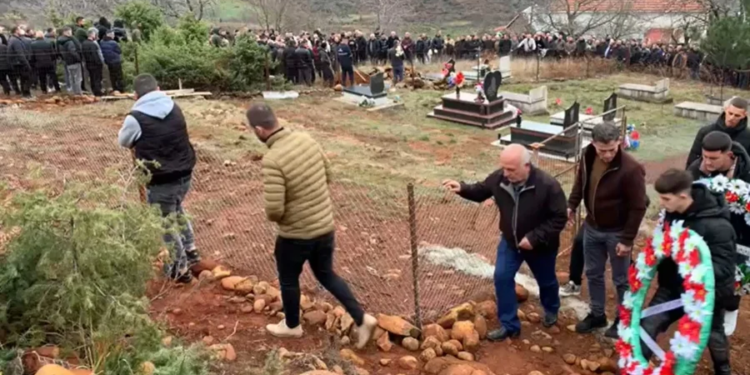 Humbi jetën nga sulmi me thikë në zemër, përcillet për në banesën e fundit 15-vjeçari në Bulqizë