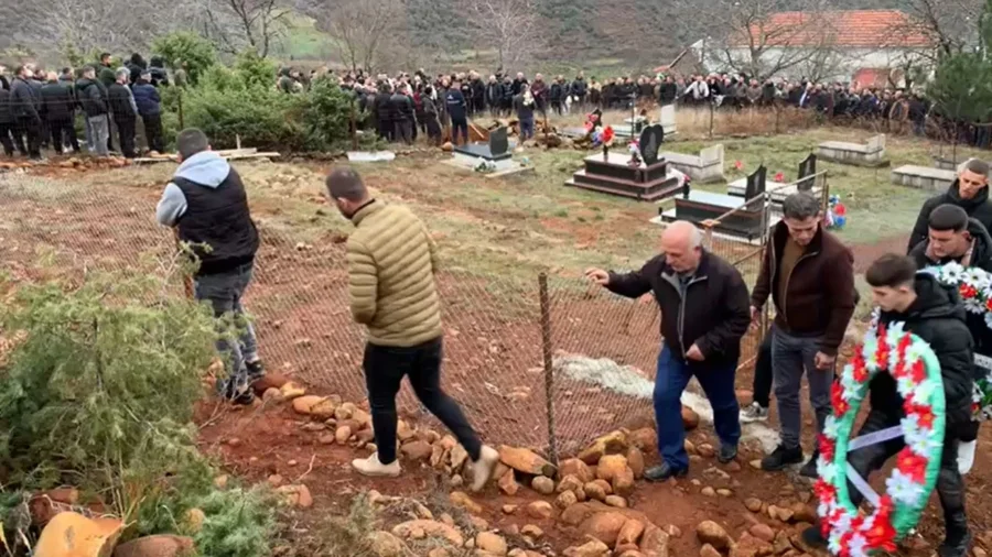 Humbi jetën nga sulmi me thikë në zemër, përcillet për në banesën e fundit 15-vjeçari në Bulqizë