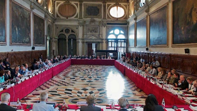 Arrestimi i kryebashkiakëve, Komisioni i Venecias: Demokracia vendore s’mund të drejtohet nga qelia