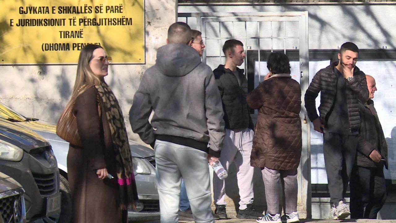 Gjyqi i shpërndarësve të drogës në Tiranë, policët u infiltruan si përdorues, më pas në grackë ranë…
