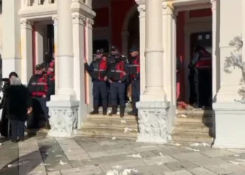 FOTOLAJM / Protesta për ujin në Vlorë, qytetarët godasin me vezë godinën e Bashkisë dhe Policinë