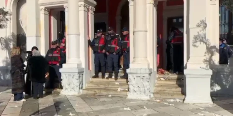 FOTOLAJM / Protesta për ujin në Vlorë, qytetarët godasin me vezë godinën e Bashkisë dhe Policinë