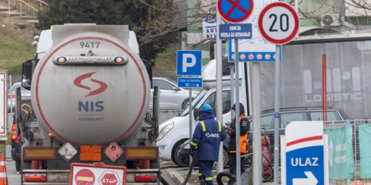 Vuçiç konfirmon bisedimet për t’ia shitur Industrinë Serbe të Naftës një kompanie hungareze