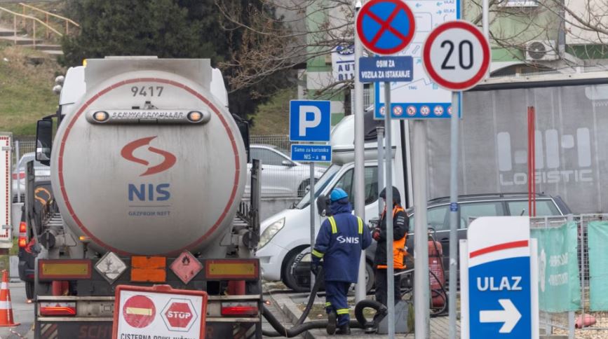 Vuçiç konfirmon bisedimet për t’ia shitur Industrinë Serbe të Naftës një kompanie hungareze