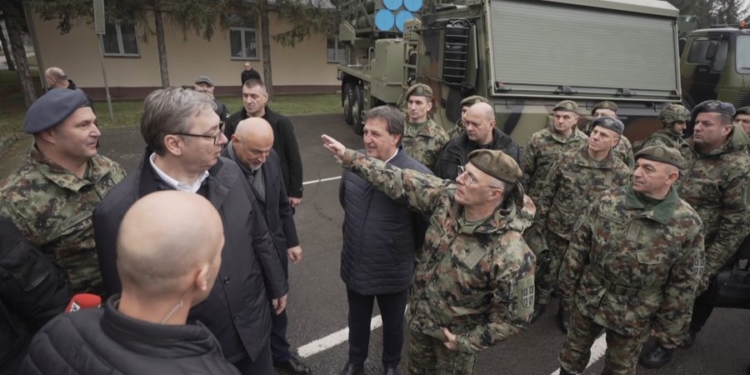 Vuçiç shkon në bazën ushtarake serbe pranë kufirit: Më të fortë se kur do hynim në Kosovë