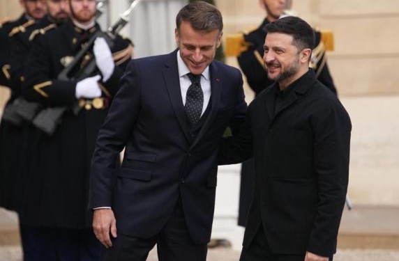 Zelensky paralajmëron negociatorët në Paris, përplasen NATO e Moska