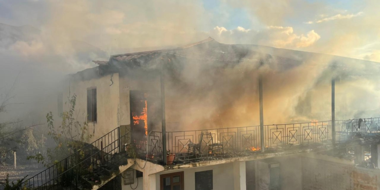 VIDEO- Flakët përfshijnë një shtëpi 2-katëshe në Gramsh, shkrumbohet banesa
