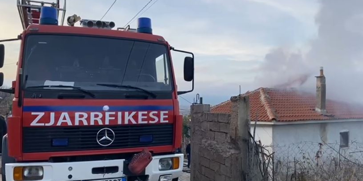 VIDEO-Shtëpia përfshihet nga flakët në Pogradec, ndodhej afër banesave të tjera. Dyshohet..