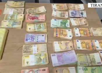 Kapen kokainë, armë zjarri, 120 mijë euro e miliona lekë dhe paund! Policia arreston 3 persona në Tiranë