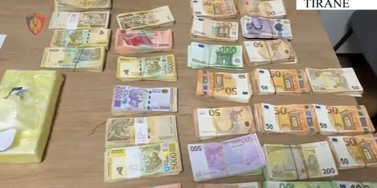 Kapen kokainë, armë zjarri, 120 mijë euro e miliona lekë dhe paund! Policia arreston 3 persona në Tiranë