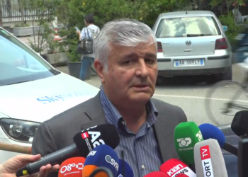 “Ndodhet jashtë, vetëm po të jetë i çmendur të vijë”, flet avokati i Ergys Agasit: Duan t’ja hedhin çelësat në det!