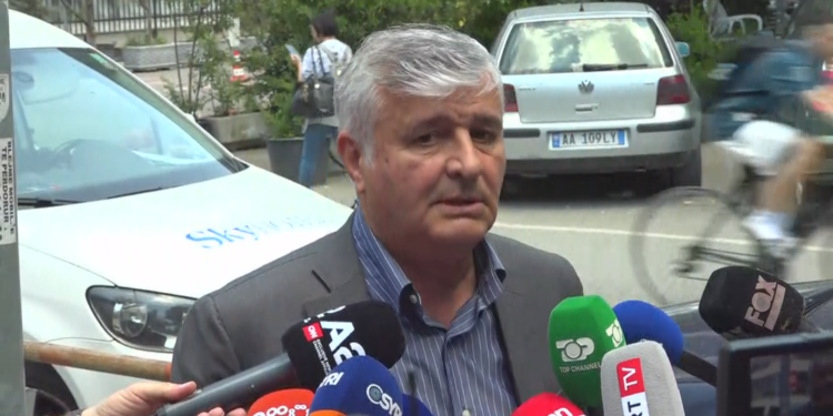 “Ndodhet jashtë, vetëm po të jetë i çmendur të vijë”, flet avokati i Ergys Agasit: Duan t’ja hedhin çelësat në det!