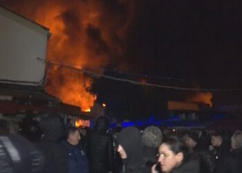 “Flakët po përpijnë gjithçka”, zjarri tek 5 Maji kthehet në makth: Dëmet shkojnë miliona euro…