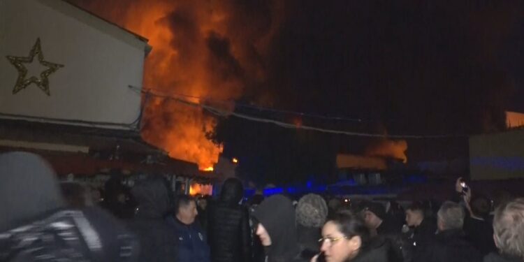 “Flakët po përpijnë gjithçka”, zjarri tek 5 Maji kthehet në makth: Dëmet shkojnë miliona euro…