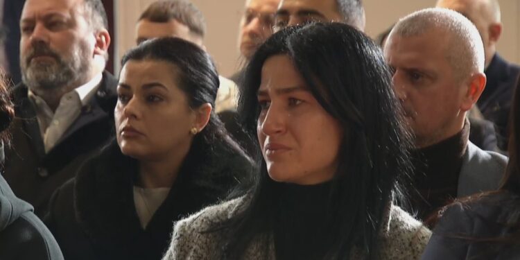 “I vidhte grave unazat”, reagon vajza e Ziver Veizit: Kujtim Cakrani kaloi çdo limit, shihemi në gjykatë