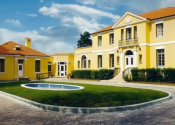 Ambasada Amerikane në Tiranë: Respektoni kushtet e vizës, qëndrimi i tejzgjatur në SHBA mund të sjellë pasoja të rënda