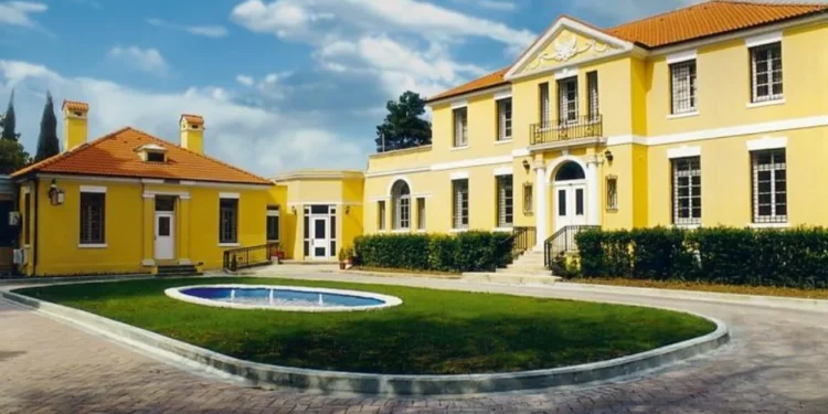 Ambasada Amerikane në Tiranë: Respektoni kushtet e vizës, qëndrimi i tejzgjatur në SHBA mund të sjellë pasoja të rënda