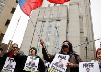 Tension në Manhattan! Turma pro dhe kundër Maduros përplasen para gjykatës