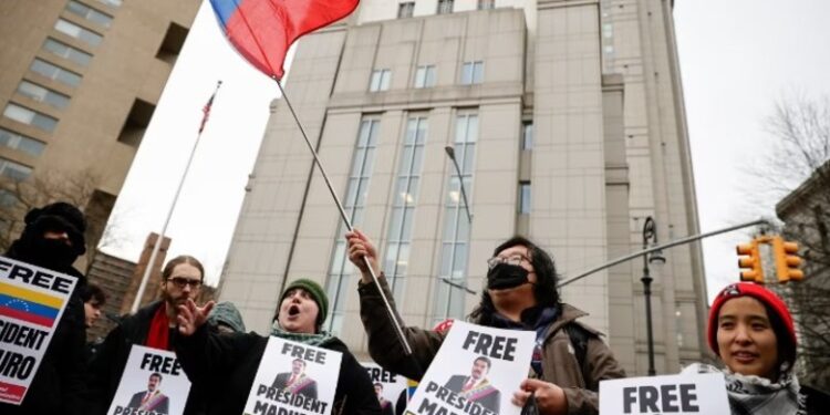 Tension në Manhattan! Turma pro dhe kundër Maduros përplasen para gjykatës