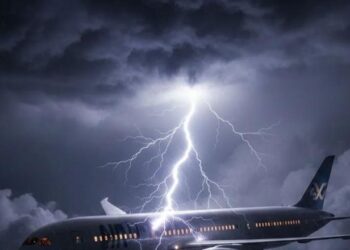 Panik gjatë fluturimit nga Madridi drejt Tel Avivit, rrufeja godet në ajër avionin e ekipit izraelit të basketbollistëve