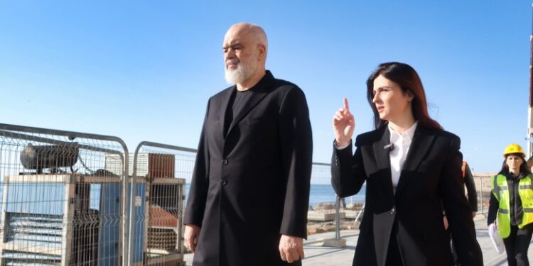 Pas takimit me kryebashkiakët, Rama inspekton punimet në shëtitoren “Taulantia” dhe godinën e parkimit të ri publik