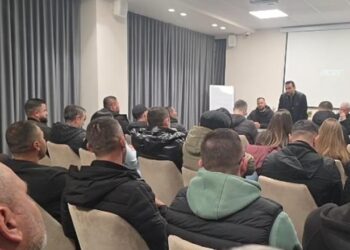 “S’e kam të lehtë të fle në trotuar, por kemi zgjedhur të luftojmë”, Lapaj flet në Berat për protestën e 31 janarit