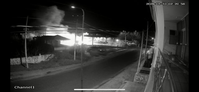 Lokali shkrumbohet nga flakët në Durrës, dyshohet për zjarrvënie të qëllimshme. Çfarë u pa në kamerat e sigurisë