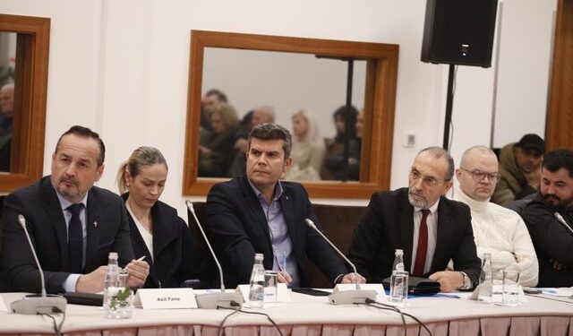 Tryeza e opozitës/ Hasimja ia thotë në sy Berishës: S’keni besueshmëri, bashkëpunoni me PS-në në kurriz të partive të vogla