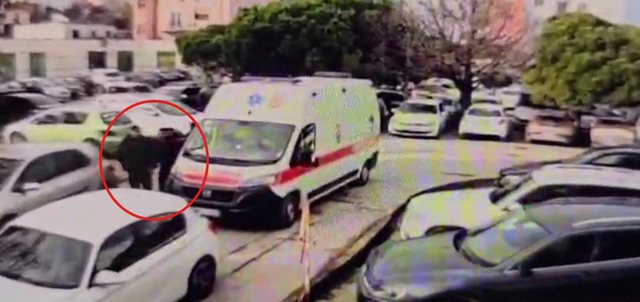 Arratisja e Altin Ndocit/ Pamjet ekskluzive tregojnë si i paraburgosuri zbret pa pranga nga ambulanca në oborrin e Spitalit të Durrësit