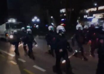 Protesta para Kryeministrisë dhe Kuvendit/ 11 efektivë të plagosur nga sulmet me molotov, identifikohen autorët