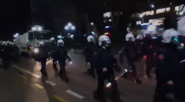 Protesta para Kryeministrisë dhe Kuvendit/ 11 efektivë të plagosur nga sulmet me molotov, identifikohen autorët