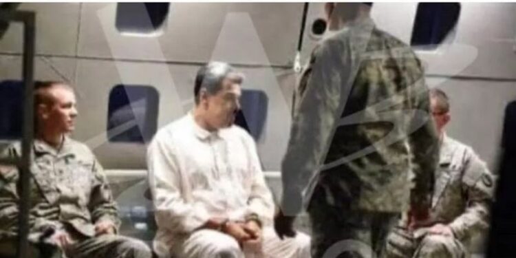 Me pranga në duar, kjo është fotografia e parë e Maduros pasi u kap nga amerikanët