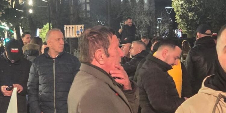 Berisha “tradhtohet” nga një tjetër aleat, Jenisheri i bashkohet protestës së Lapajt