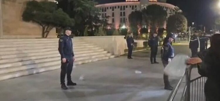 Tensione në protestën e Lapajt, mbështetësit përplasen me Policinë! Hidhet miell drejt Kryeministrisë (FOTO)