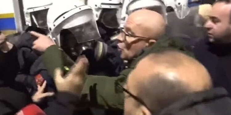 FOTOLAJM/ Deputeti me kobure përplaset me policët që ndiqnin protestuesit në rrugët e Tiranës