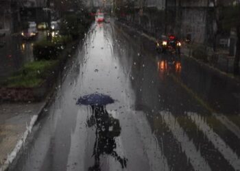 Stuhi dhe reshje të dendura shiu pritet ta godasin vendin fqinj, autoritetet greke bëjnë thirrje për kujdes!