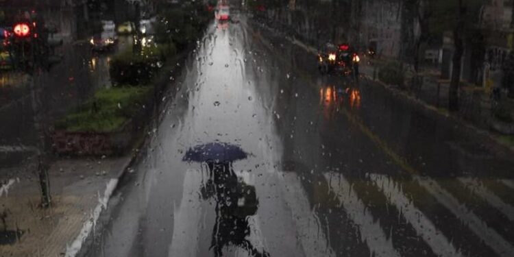 Stuhi dhe reshje të dendura shiu pritet ta godasin vendin fqinj, autoritetet greke bëjnë thirrje për kujdes!