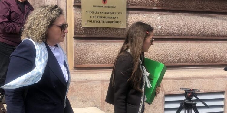 “Sulmet i vijnë nga antishqiptarët në Greqi“, avokati: Irena Gjoka nuk ka qenë e dënuar, duan të bëhet “kokë turku”