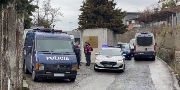 Dha dëshmi të rreme për vrasjen e motrës në 1997, zbutet masa ndaj 54-vjeçares dhe burrit të saj