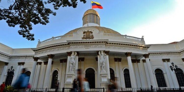 Historike në Venezuelë, Parlamenti hap tregun e naftës, merr fund monopoli i Çavizmit