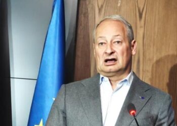 Schieder-gazetarëve: Mos më pyesni për çdo gjë që thotë Berisha, do më duhet të dal nga roli im institucional