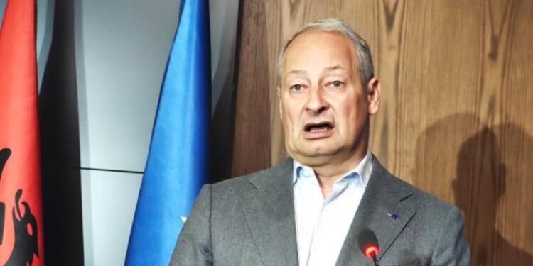 Schieder-gazetarëve: Mos më pyesni për çdo gjë që thotë Berisha, do më duhet të dal nga roli im institucional