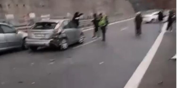 Përmbyset autobusi në rrugën e Kombit, disa të plagosur