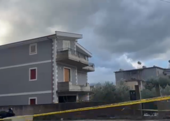 Vrasja e gruas në Orikum, flasin familjarë të çiftit: Dyshohet se 44-vjeçarja u mbyt me fashetë!