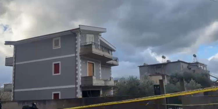 Vrasja e gruas në Orikum, flasin familjarë të çiftit: Dyshohet se 44-vjeçarja u mbyt me fashetë!