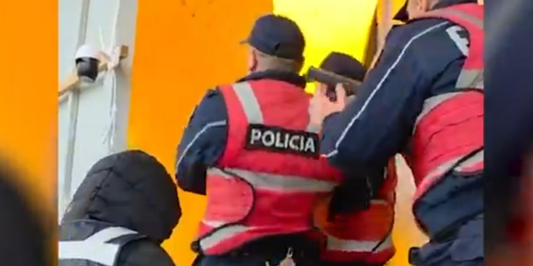 VIDEO / Momenti kur Policia shkatërron derën dhe zbulon “shtëpinë e barit” në Vaun e Dejës