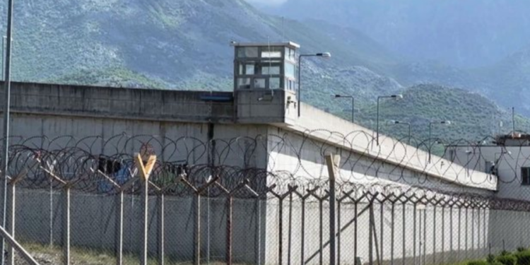 Dhunë në burgun e Reçit, dy të dënuar përfundojnë në spital