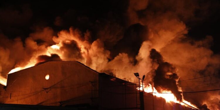 Një shkëndijë elektrike dyshohet se shkaktoi zjarrin te “5 Maji”, kryhet ekspertiza nga grupi hetimor